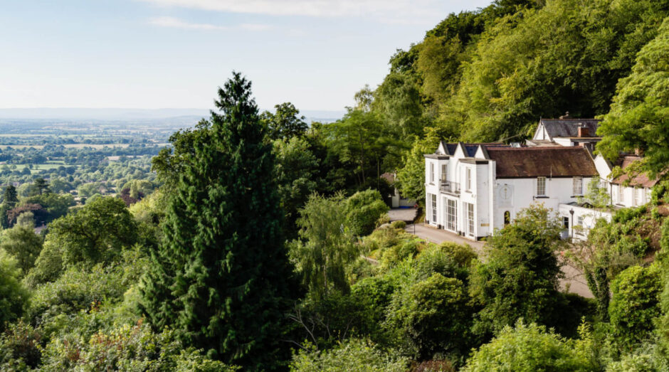 THE COTTAGE IN THE WOODS, MALVERN: A SERENE COUNTRY ESCAPE